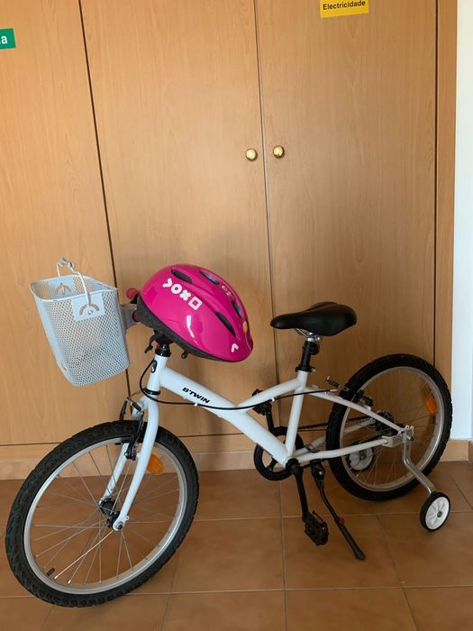 Bicicleta de menina nova com cesto,campainha e rodinhas.