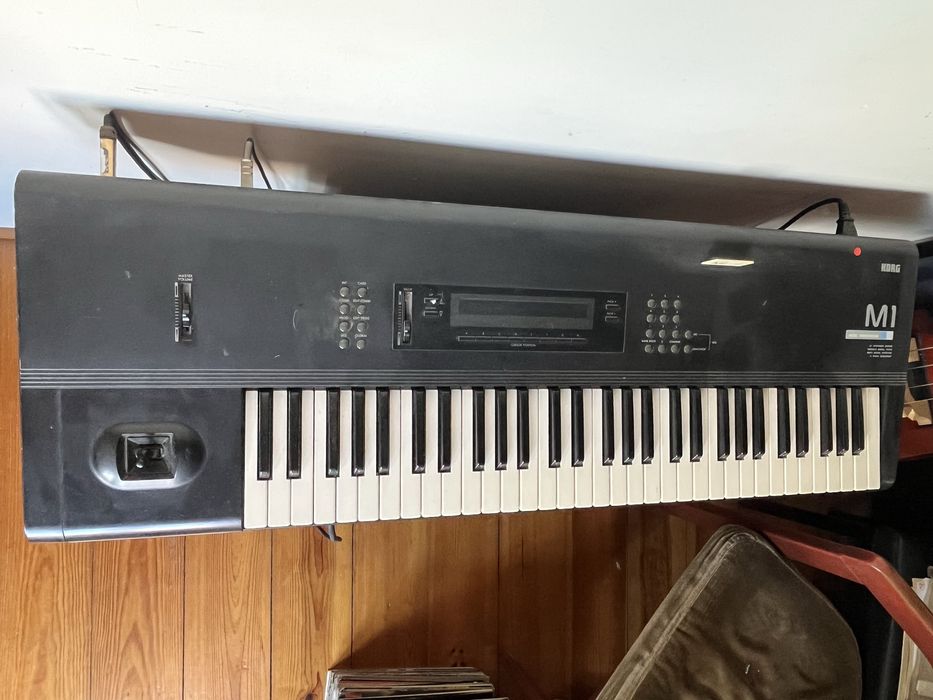 Sintetizador teclado KORG M1