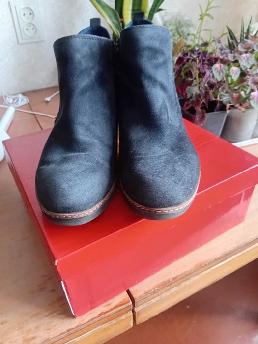 Женские ботинки кожаные замш , в  отличном состояние  , стелька 26,5 ,