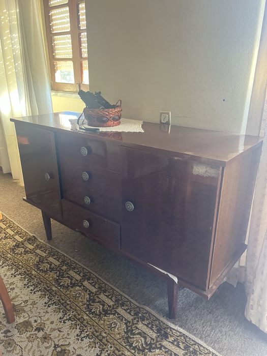 Vendo cristaleira, aparador e mesa