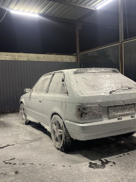 Авто Mazda 323 .