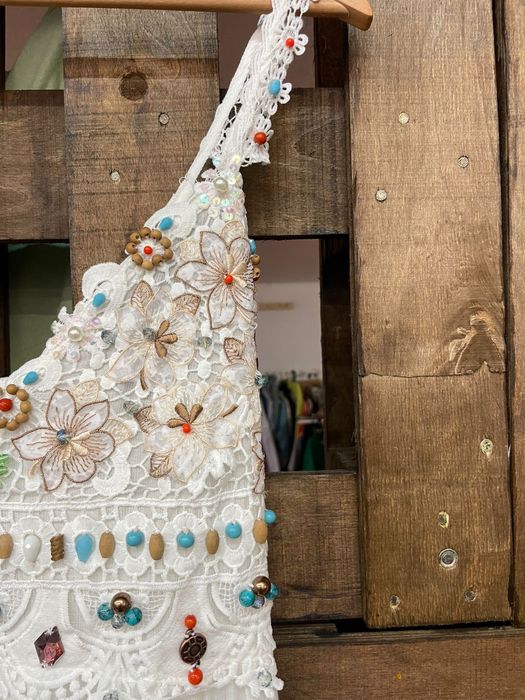 Vestido boho chic todo rebordado com rendas