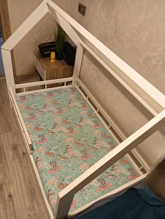 Łóżeczko domek dla dziecka.