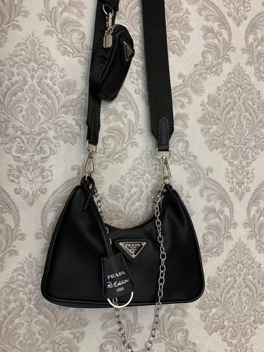 Чорна нейлонова брендова сумка