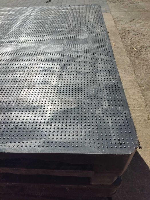 Palety plastikowe pełne