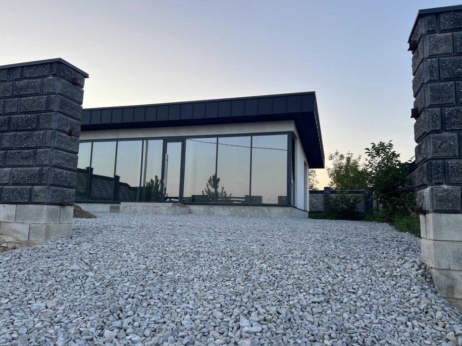 Продам котедж в районі Тинного