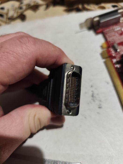 AMD Radeon 1GB HD8350 64bit активное охлаждение.