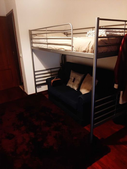 Cama em alumínio estilo beliche