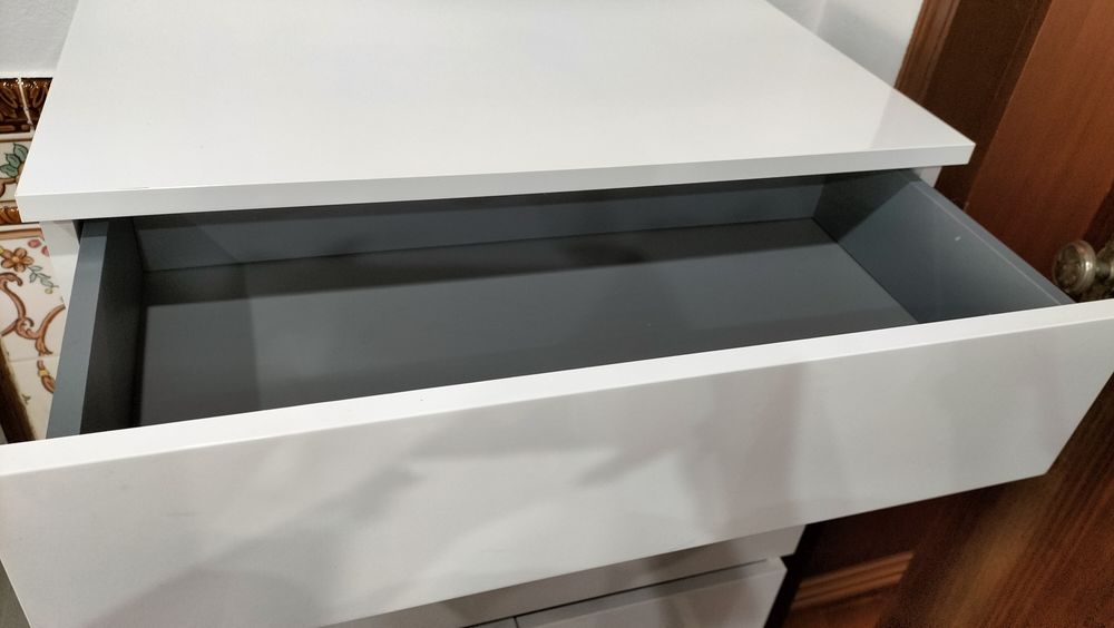 Móvel branco em ótimo estado