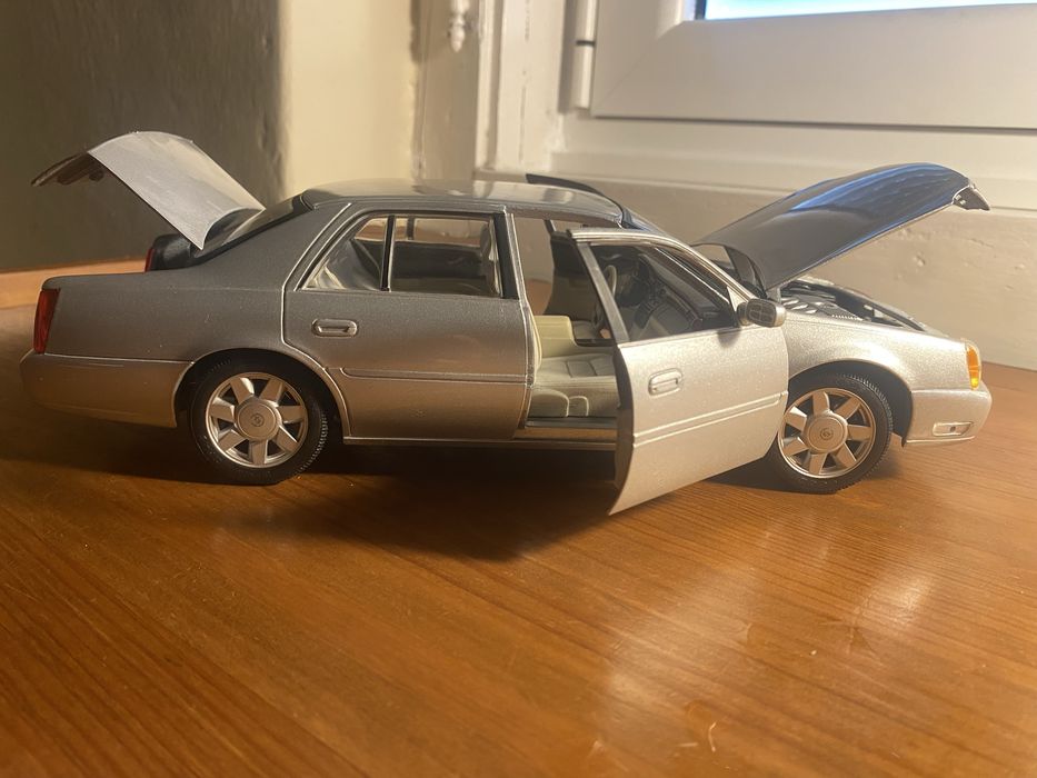 Carro miniatura Cadillac DeVille - Maisto - Escala 1/18.