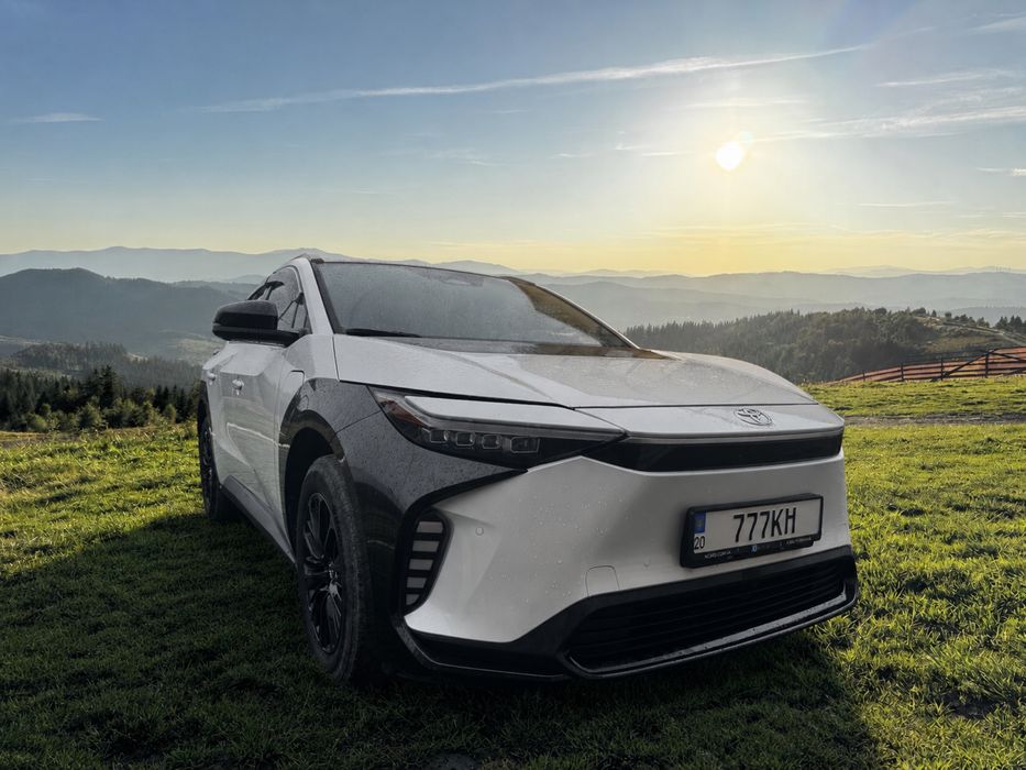 Toyota bz 4 x Чудовий електромобіль