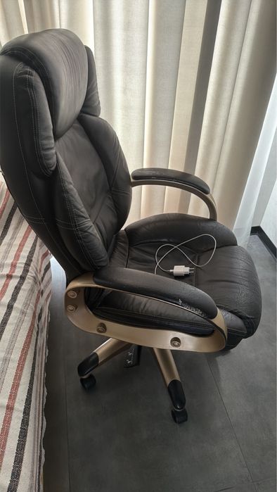 Шкіряне крісло. Самовівіз