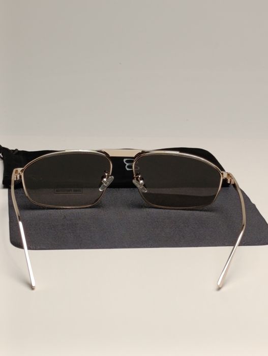 Photochromic Gold Metal
