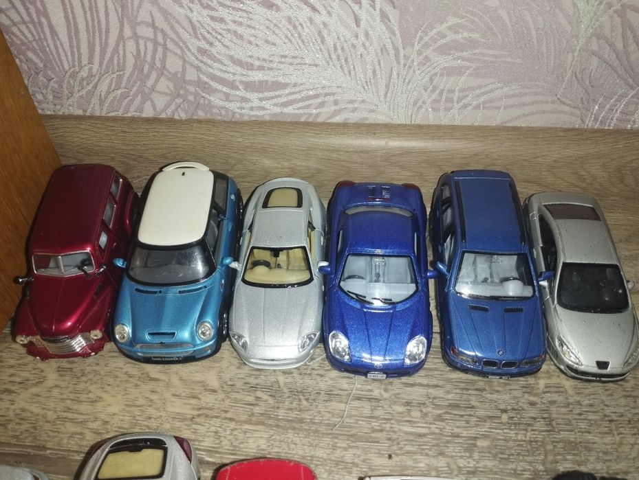 Продам фигурки машинок