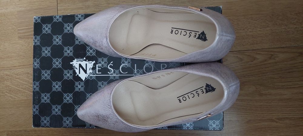 Buty na obcasie złoty róż. R.36 skóra