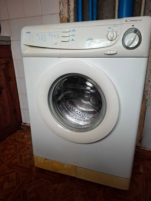 Продам стиральную машинку Holiday 180 на запчасти