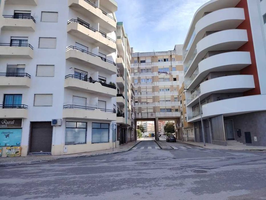 Espaço comercial em gaveto com 3 montras