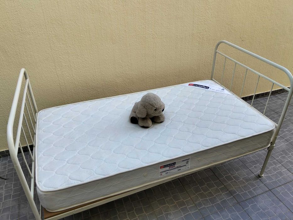 Cama de ferro clássica de corpo e meio com estrado e colchão molaflex