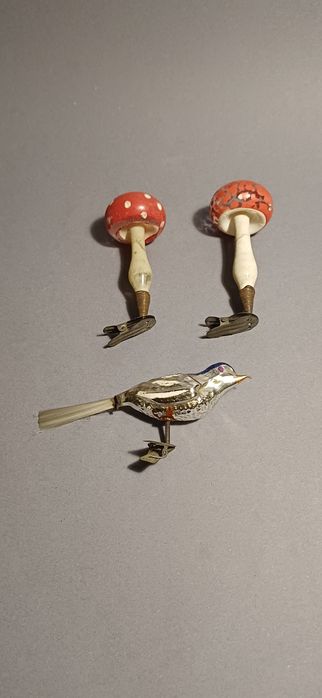 Stare bombki grzybki na klipsie ptaszek