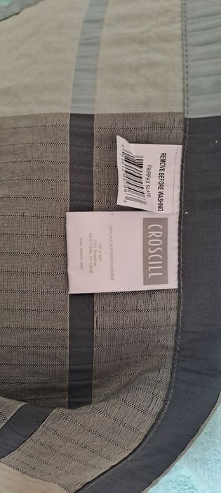 Conjunto casa de banho NOVO
Cortina, toalhao, toalha rosto e tapete( s