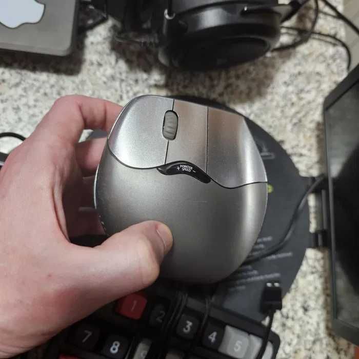 1 Portatil Asus,  3 Monitores, 1 SAMSUNG Galaxy Buds2 Pro, 3 teclados