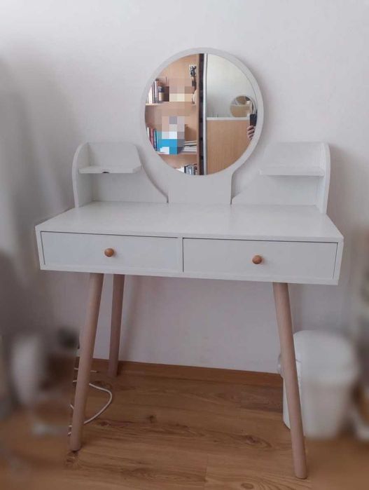 Toaletka biała minimalistyczna