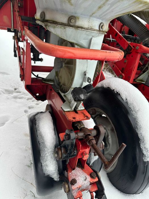 Продається сівалка пневматична Massey Ferguson 555 6