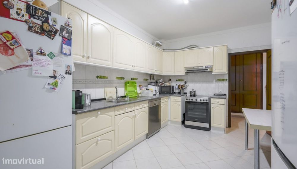 Amplo apartamento T3, com terraço, à venda em Quarteira, Algarve