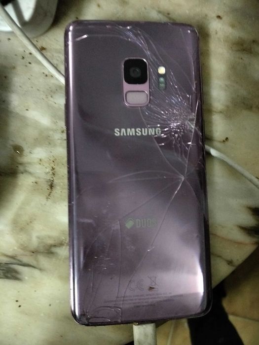 2 ou 5 telemóveis para peças ou reparação e um vidro