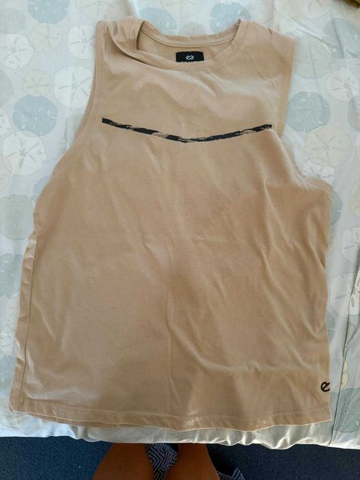 T-shirts originais S/M — Levi’s, Timberland, Mike Davis, Vans, outros