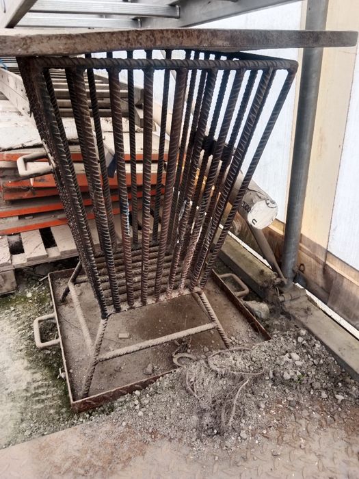 Koksownik z podstawą na popiół.