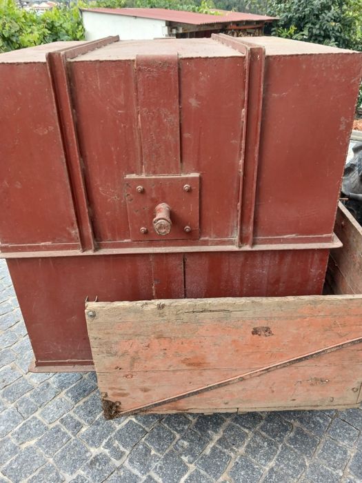 2 Tinões para carregamento de uvas