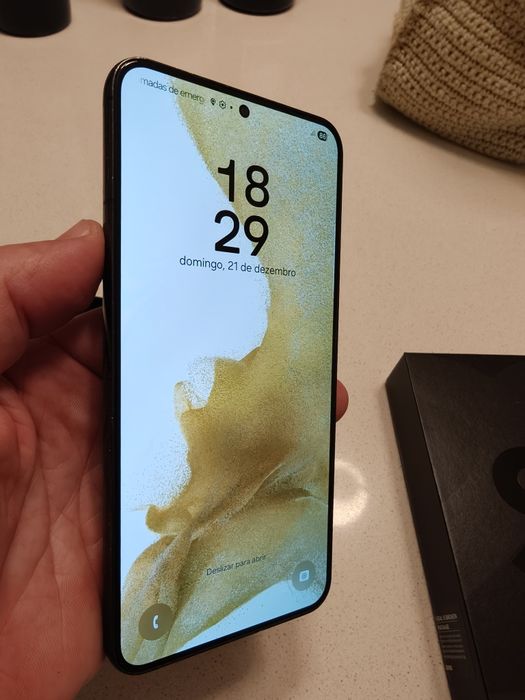 Samsung S22 + em bom estado, ecrã original, com capa de proteção.