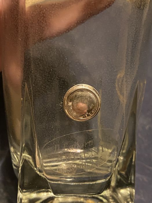 Conjunto de licor com aplicações em prata. Garrafa e seis copos.