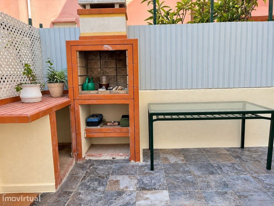 T2 com terraço perto comboio Amadora