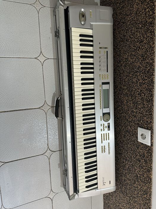 Korg Triton LE76 - Workstation com estojo incluído