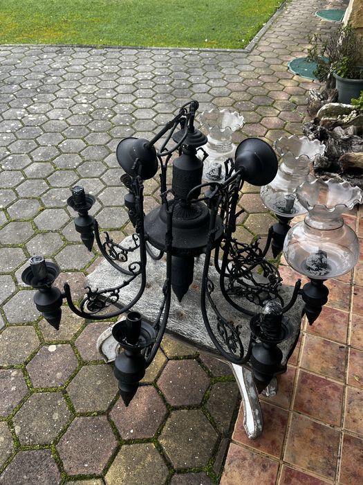 Candeeiro rustico com 8 globos.