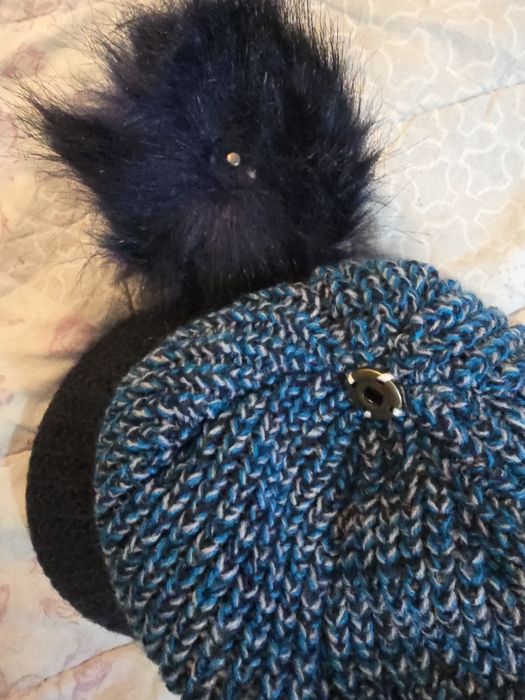 Czapka z odpinanym pomponem