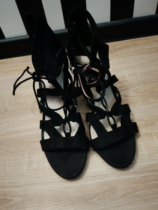 Sandały wiązane czarne Bershka