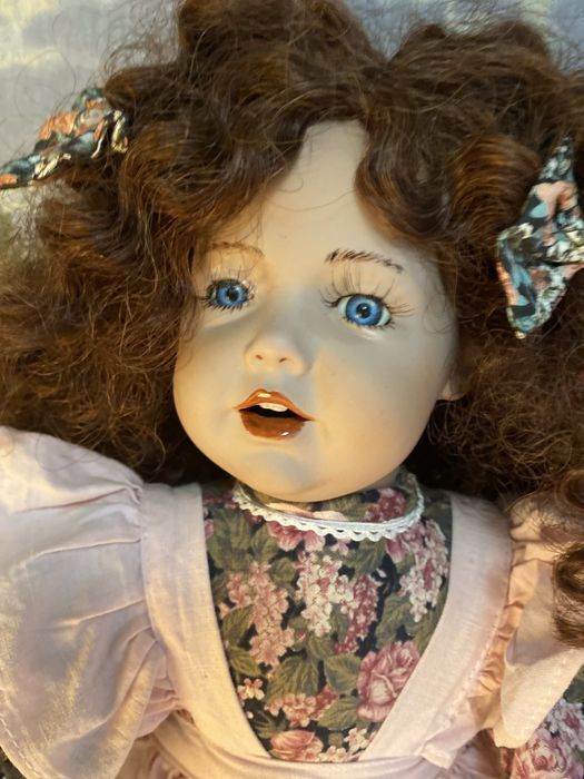 Фарфоровая кукла