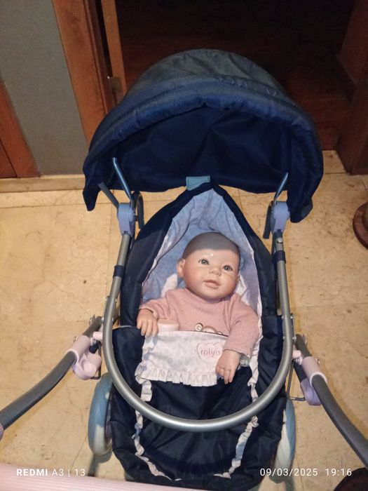 Carrinho de criança com boneca