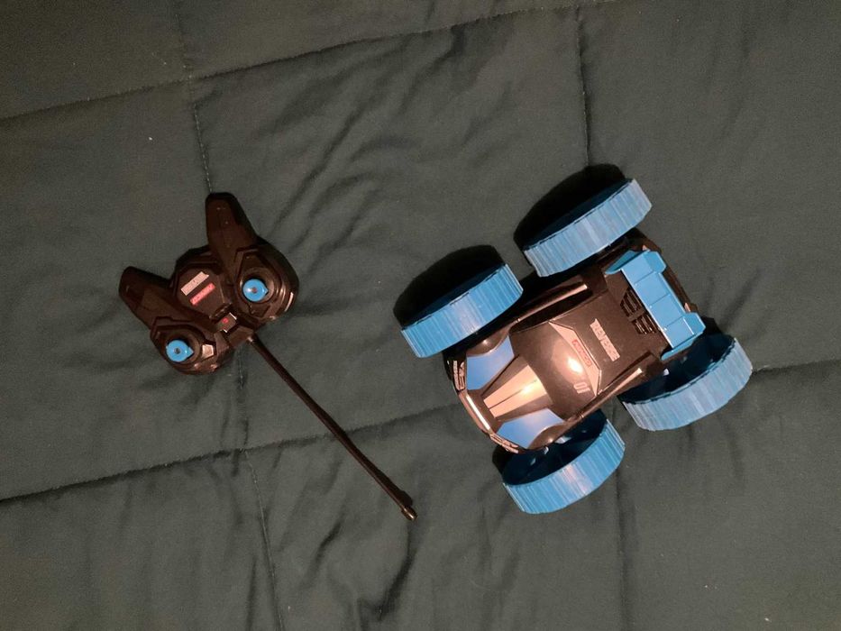 Carro de brincar com comando.