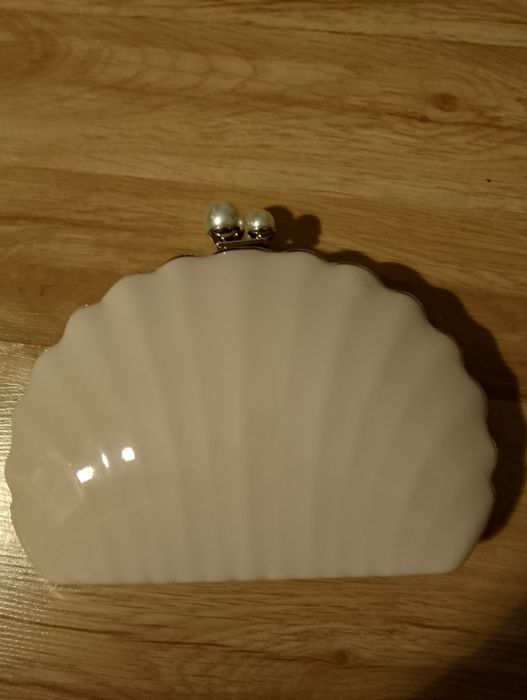 Nowa elegancka kopertówka muszla