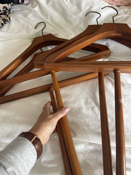 Cabides de madeira para armários altos