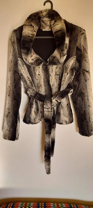 Casaco em pêlo preto e cinza