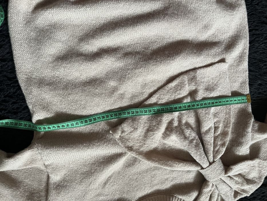 Дуже красивий бежевий светр