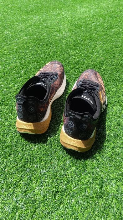 Sapatilhas Joma R-1000 da edição especial da Maratona do Porto 2024.