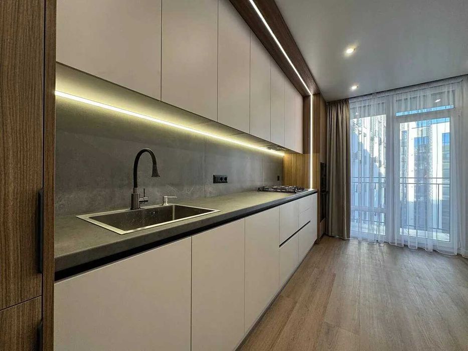 Продам! Двокімнатна з кухнею-вітальнею та великим балконом Біля річки!