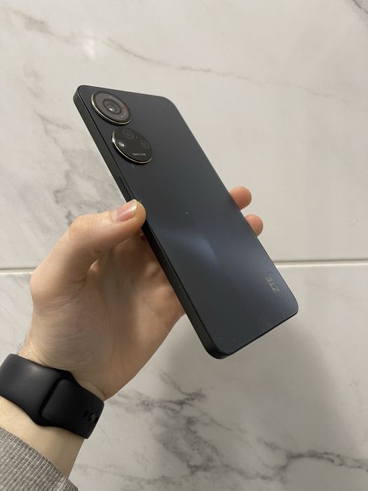 Мобільний телефон ZTE V40S 128 GB Опис