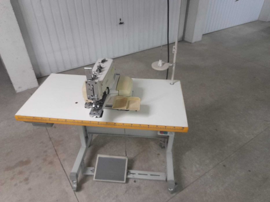 Máquina de pregar botões sewmaq 2e4furos e em cruz.